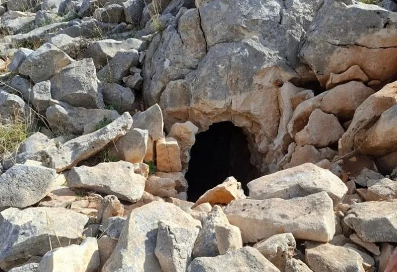 صور.. الجيش يعثر على نفق قديم وغير مكتمل في جبيل!
